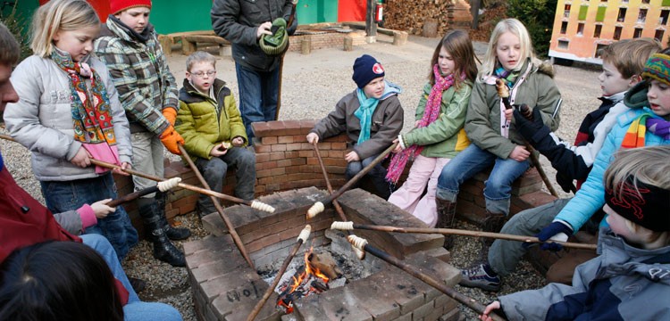 R0 28 750 360 25a Nederlands Openluchtmuseum Winter Broodjes Bakken